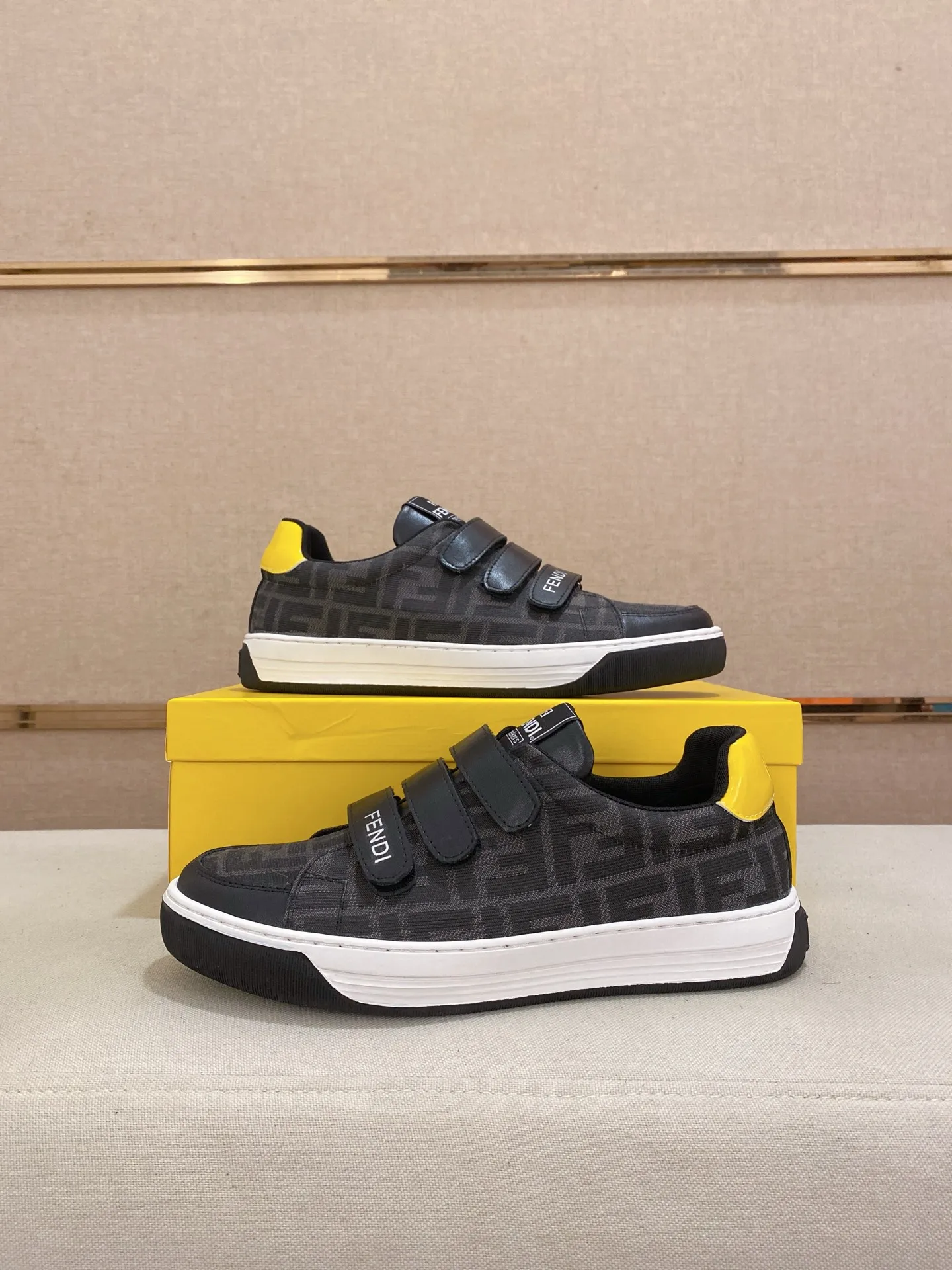 Men's shoes 💰 400💰 (FENDI) New high-top 👊🏻 upper 🇮🇹 imported cowhide fabric 🇩🇪 lining imported sheepskin lining. The original outsole is molded to highlight the identity of every man, and the upper foot is stable and stable🚶🏻🚶🏻The high-end custom counters reproduce the original version📯No matter the wind or rain, the shoe last remains unchanged and can withstand the verification of time🔍️,🔵 Size: 38-44 (45 is custom-made and cannot be returned or exchanged